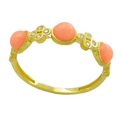 SORTIJA CON CIRCONITAS Y TRES CABUCHONES ROSAS. - RG5176